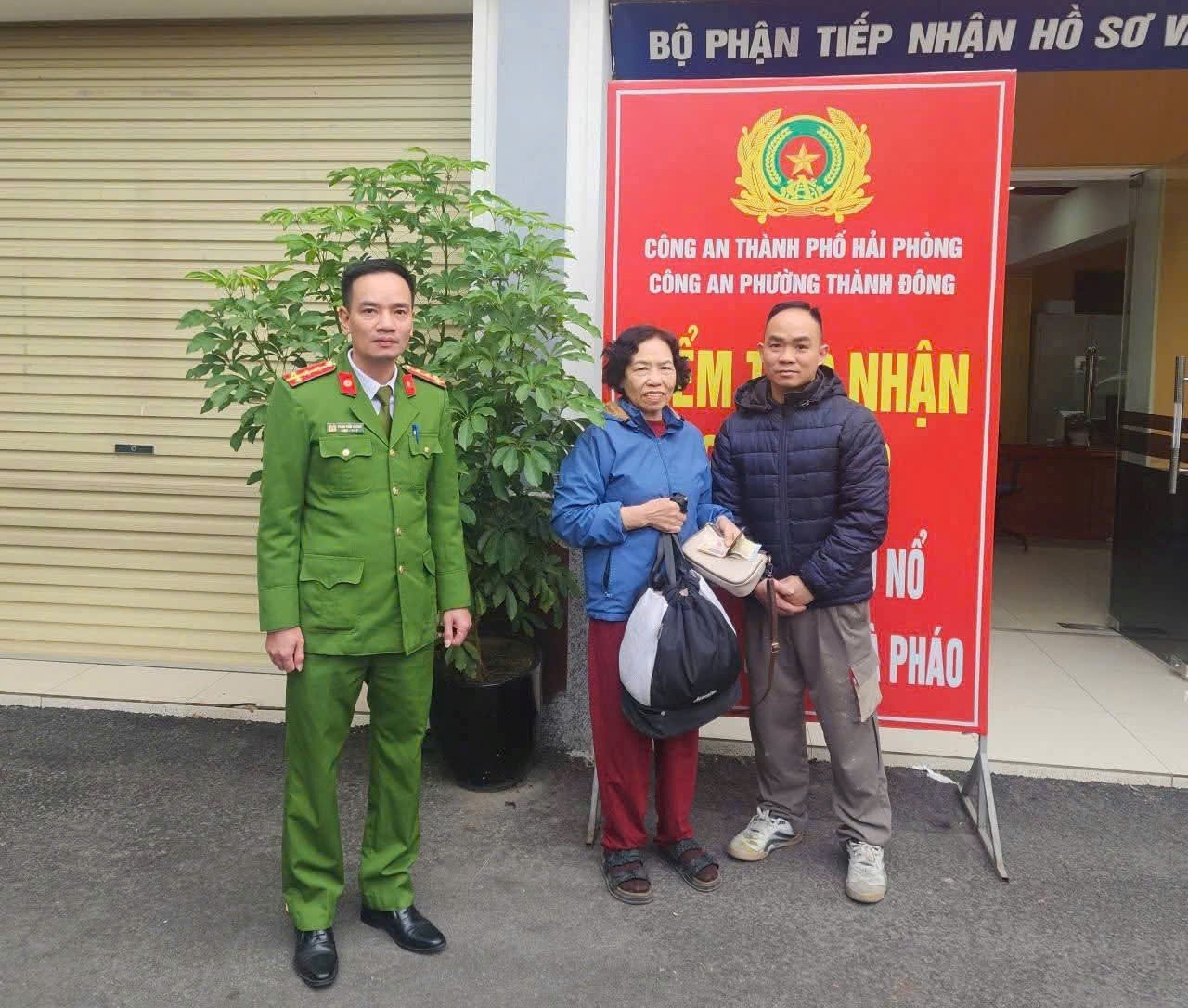 Công an phường Thành Đông phối hợp Nhân dân trao trả tài sản người bị đánh rơi